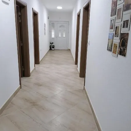 Apartament Borche *